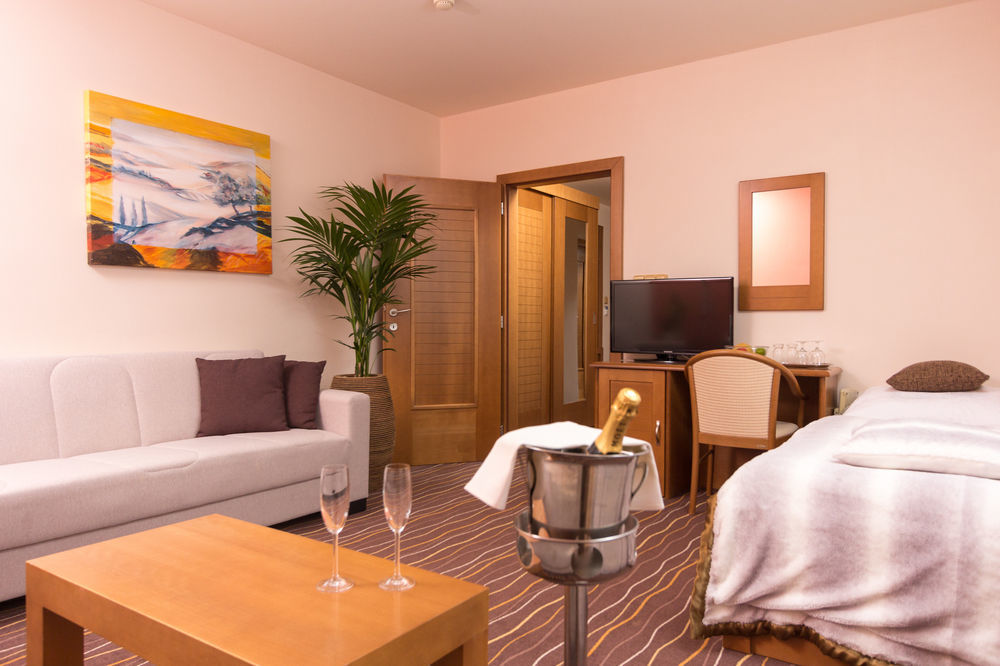 Kontakt Wellness Hotel Татранска Ломница Экстерьер фото